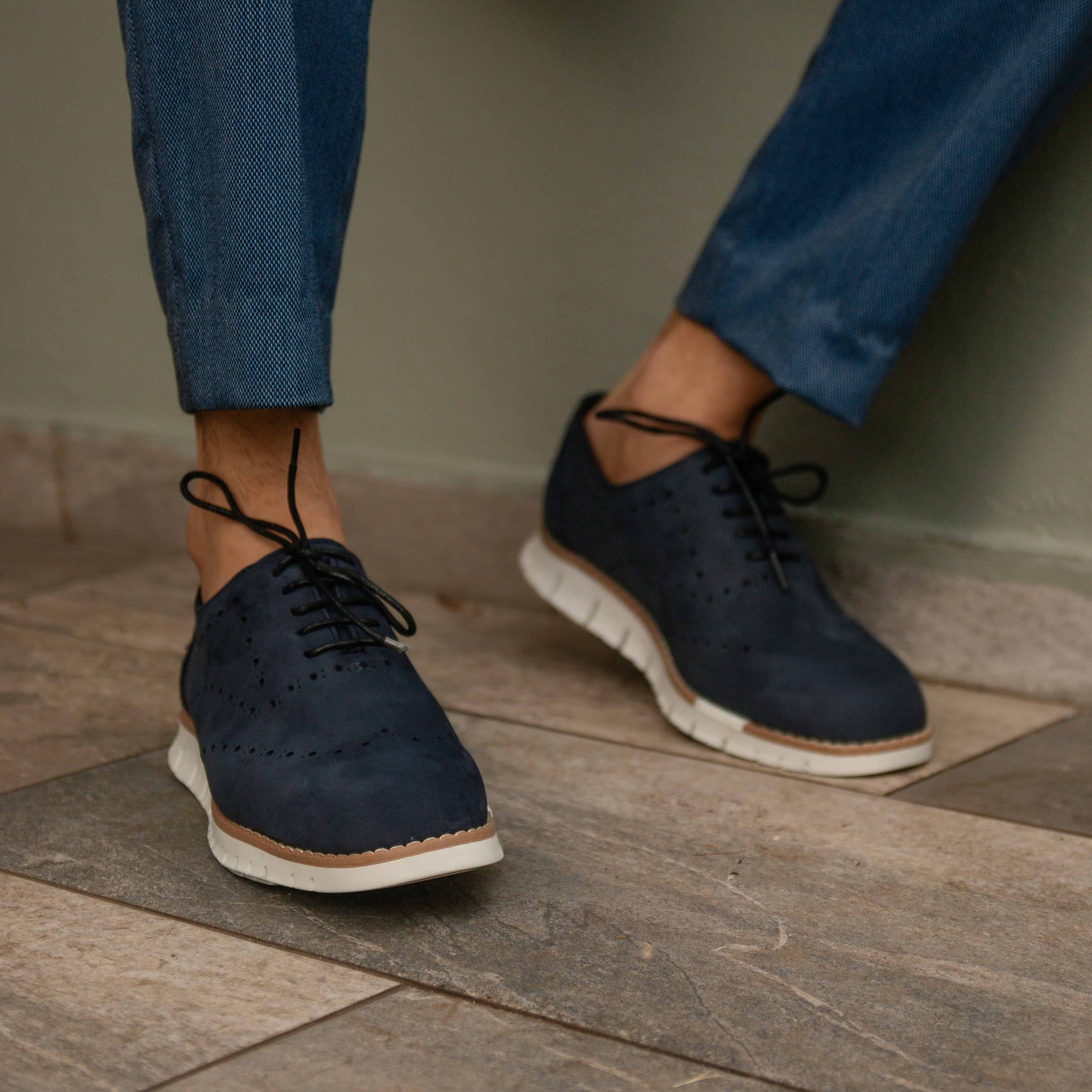 Oxford de piel azul, calzado elegante y versátil. Añade un toque de distinción a tu estilo con estos zapatos de calidad en un vibrante tono azul.