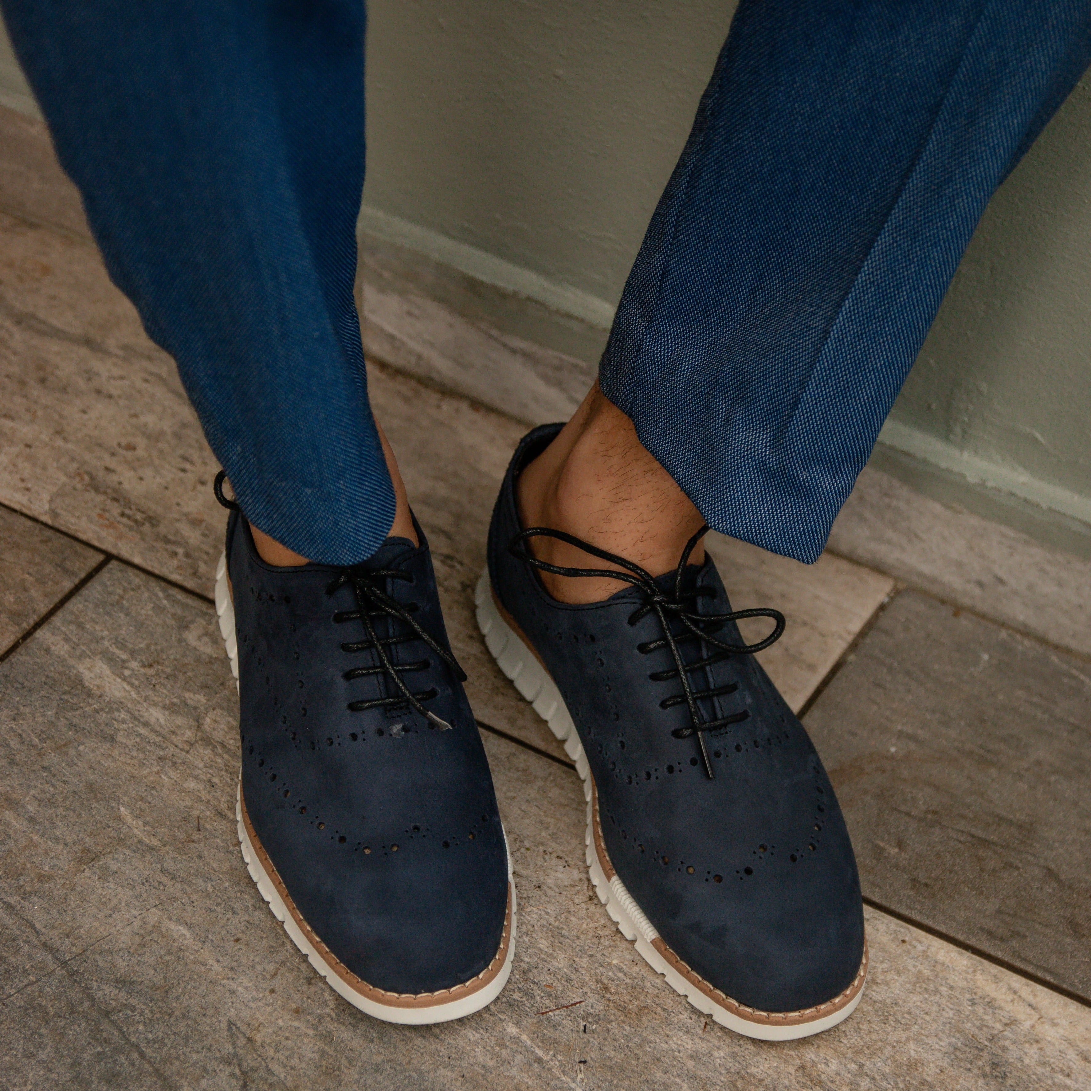 Oxford de piel azul, calzado elegante y versátil. Añade un toque de distinción a tu estilo con estos zapatos de calidad en un vibrante tono azul.