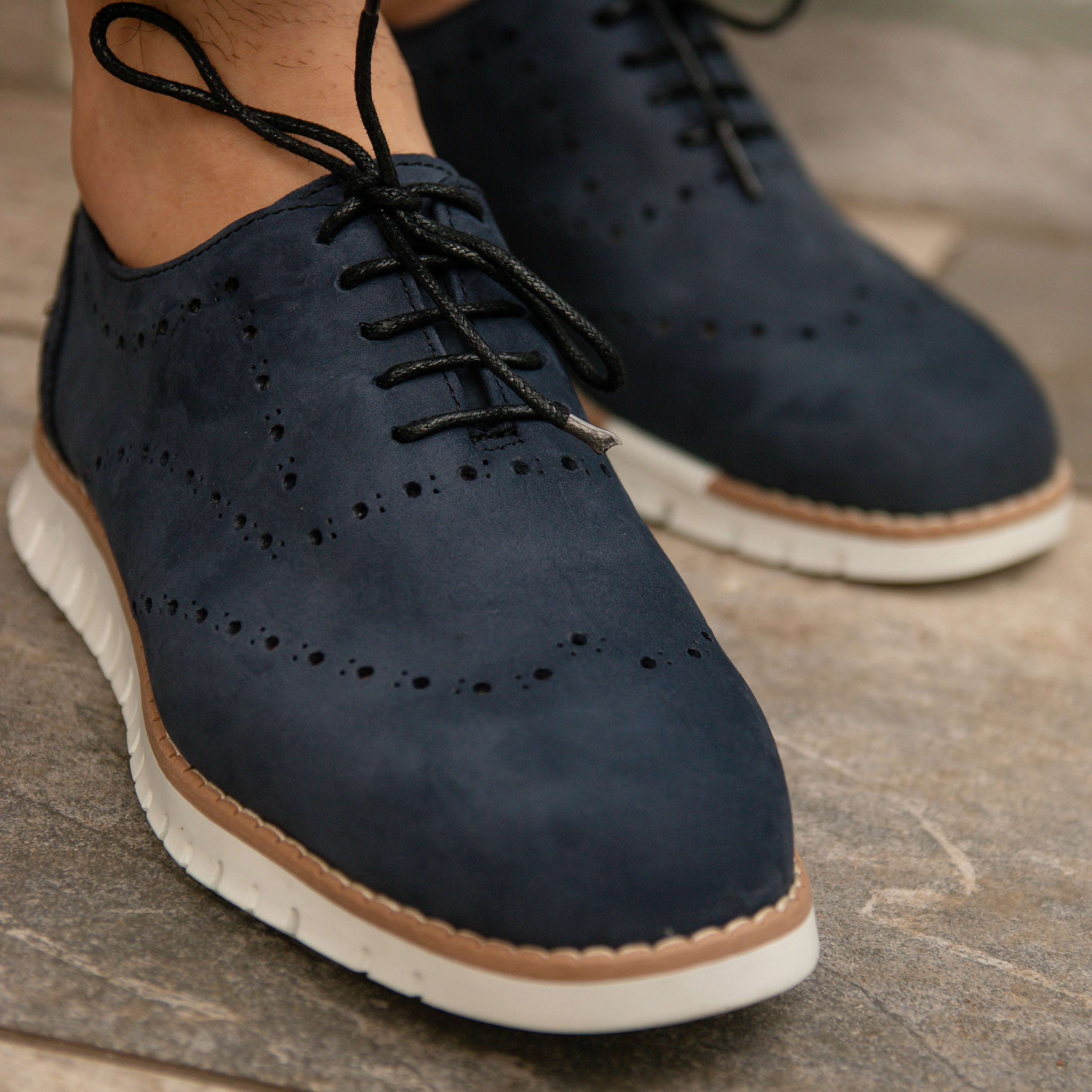 Oxford de piel azul, calzado elegante y versátil. Añade un toque de distinción a tu estilo con estos zapatos de calidad en un vibrante tono azul.