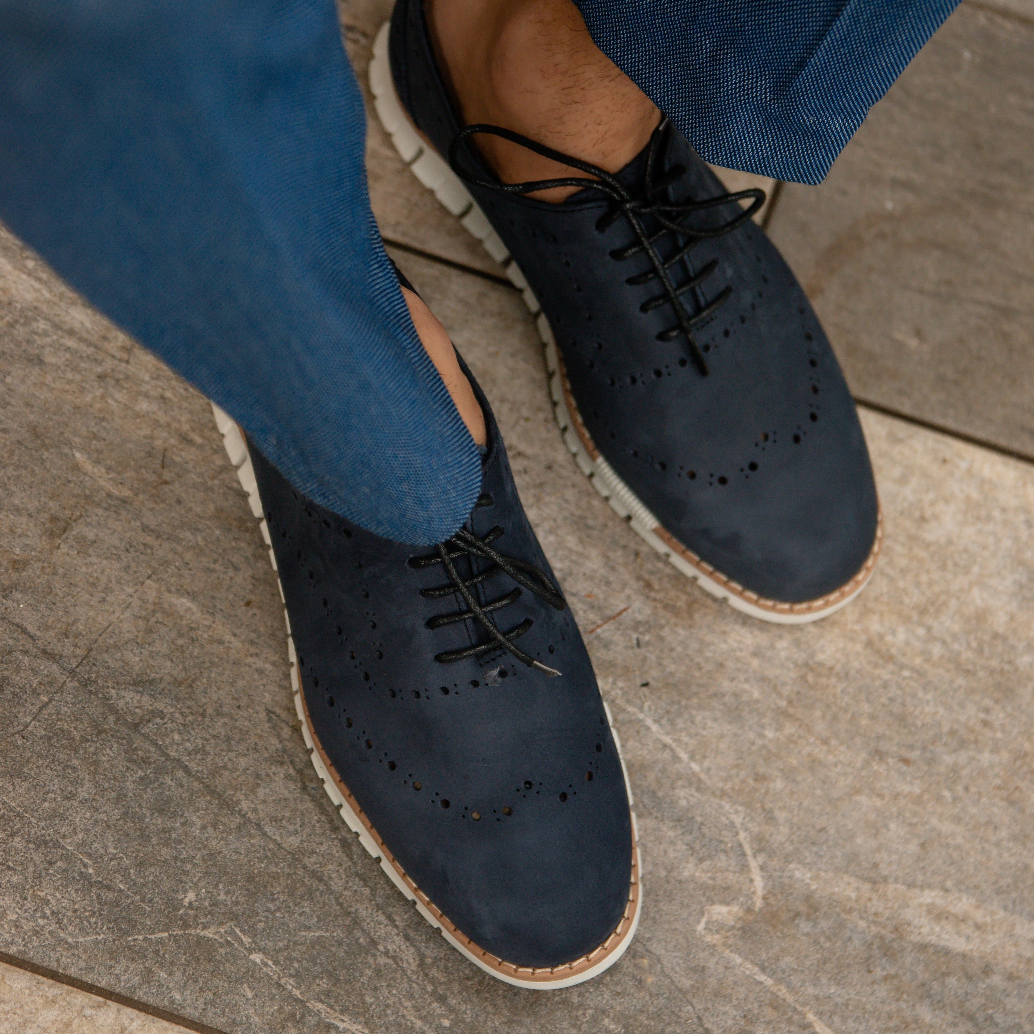 Oxford de piel azul, calzado elegante y versátil. Añade un toque de distinción a tu estilo con estos zapatos de calidad en un vibrante tono azul.