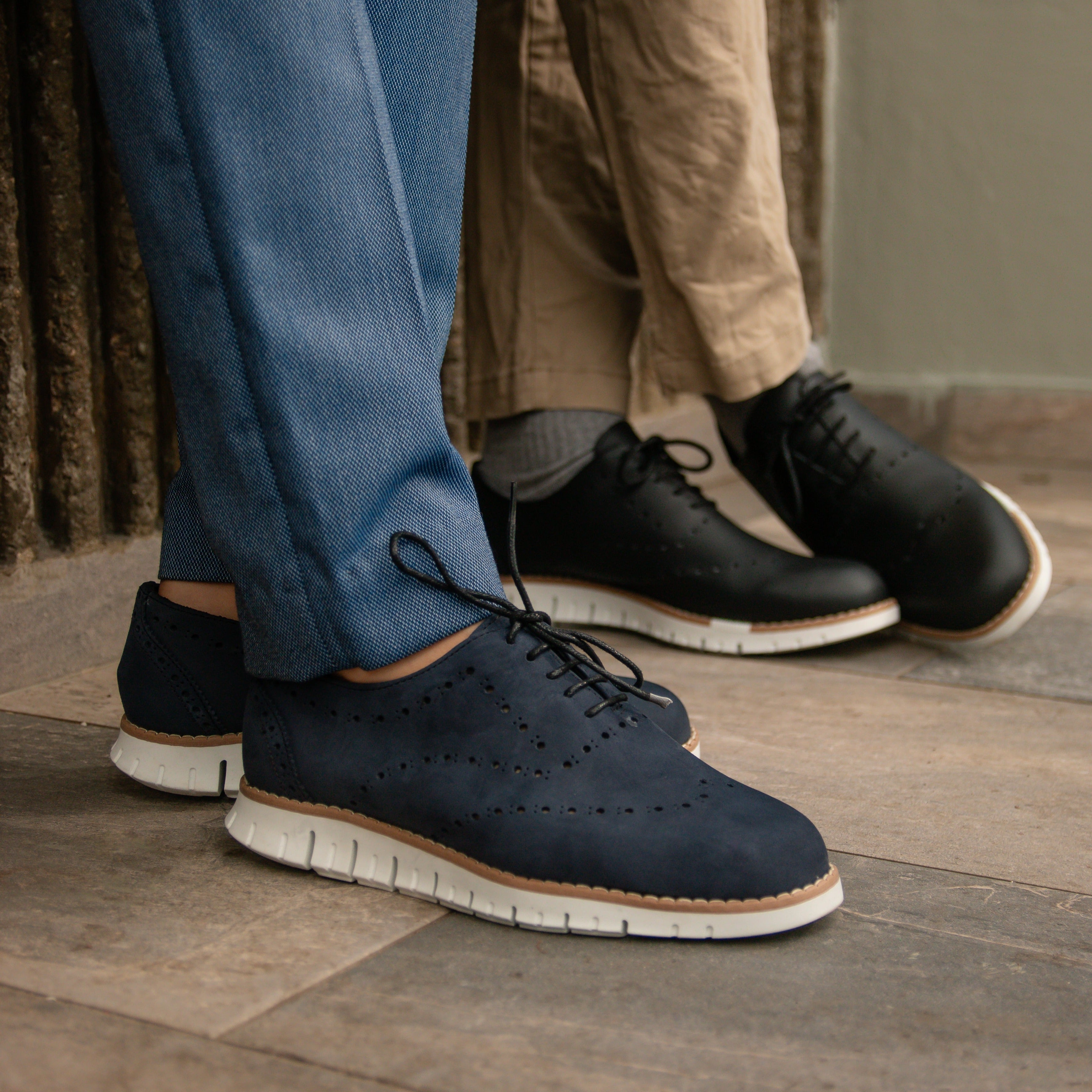 Oxford de piel azul, calzado elegante y versátil. Añade un toque de distinción a tu estilo con estos zapatos de calidad en un vibrante tono azul.