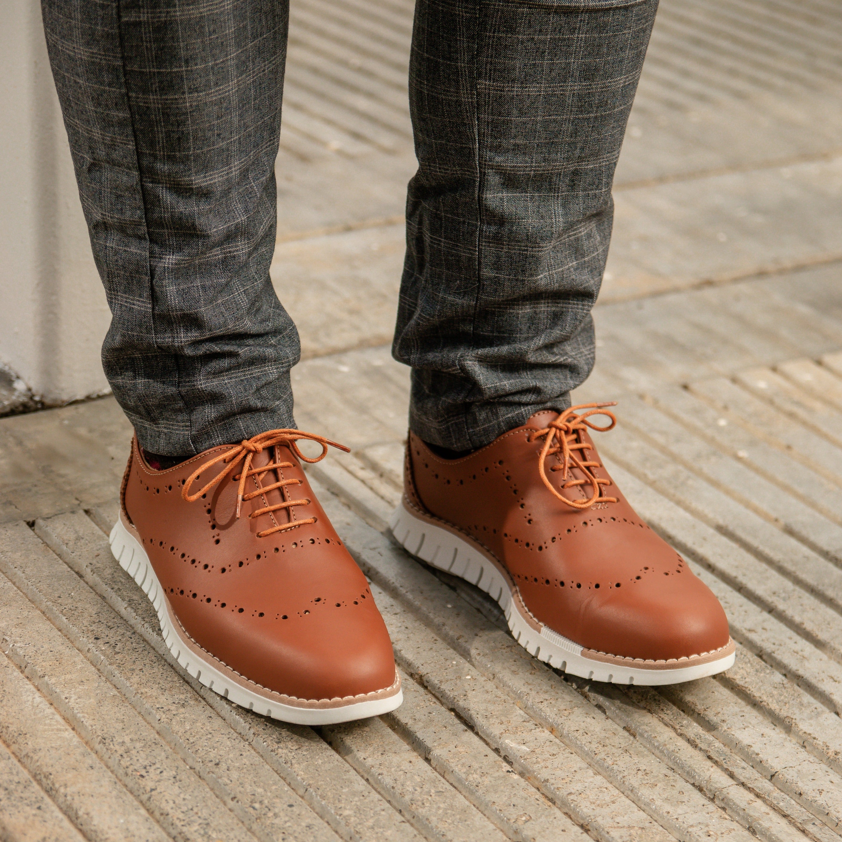Un Oxford de cuero en color caramelo es una elección elegante y moderna. Hecho con cuero de alta calidad, este zapato de corte bajo combina comodidad y estilo. El tono caramelo añade una distinción especial, ideal para diversas ocasiones. Perfecto para quienes buscan sofisticación con un toque contemporáneo.
