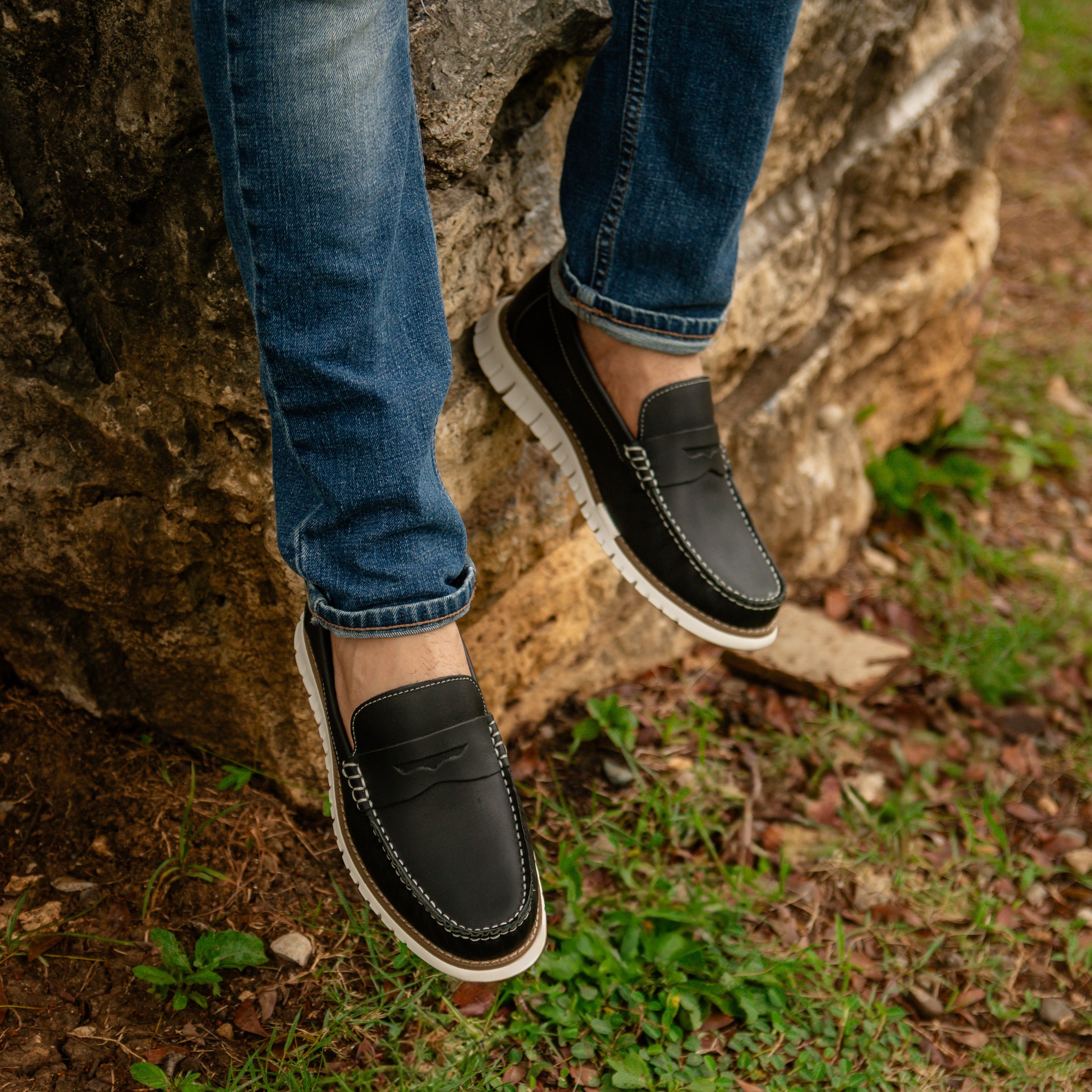 Náutico Ranger en elegante negro, un calzado clásico que resalta por su estilo atemporal y sofisticado, perfecto para los hombres que buscan destacar con un look náutico de distinción.