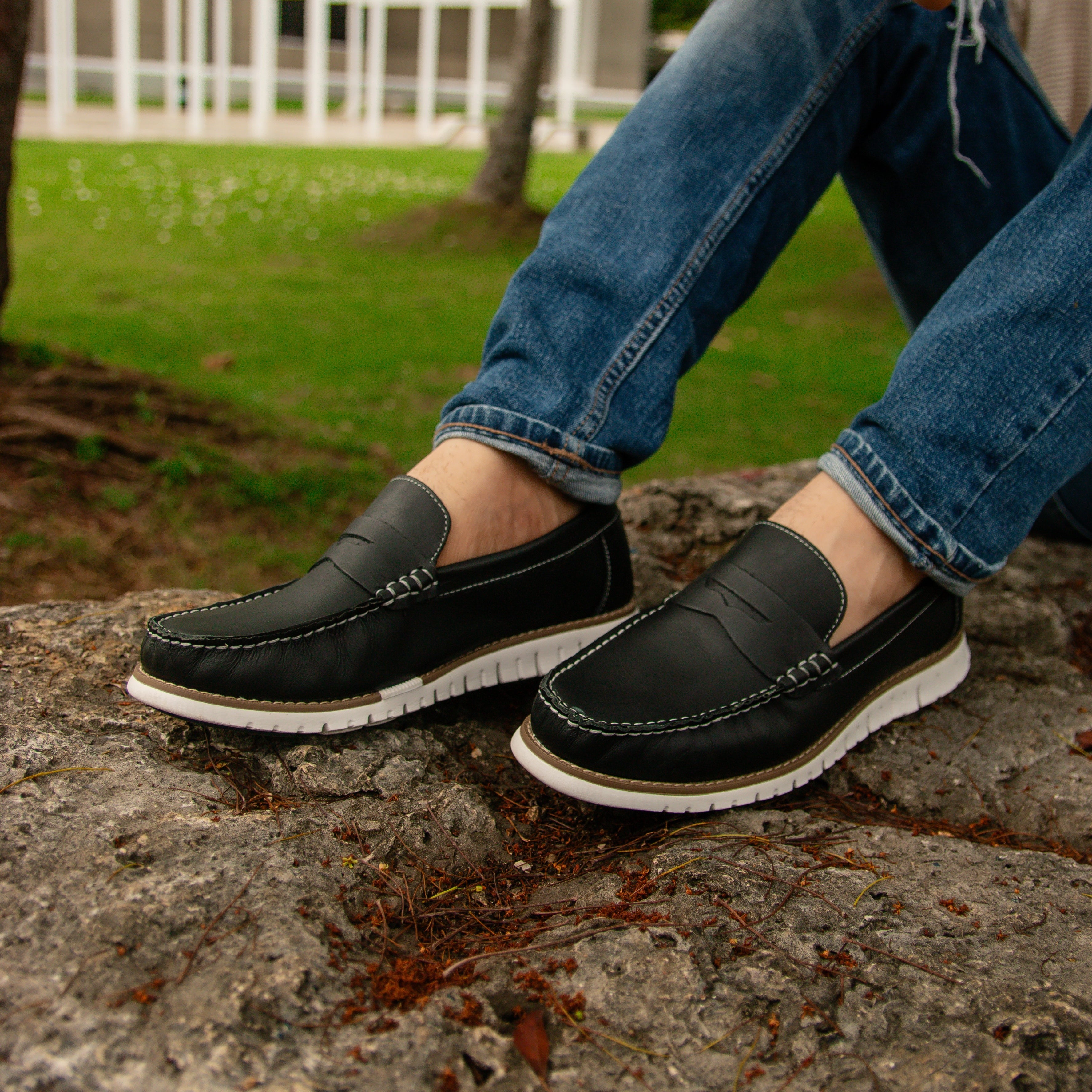 Náutico Ranger en elegante negro, un calzado clásico que resalta por su estilo atemporal y sofisticado, perfecto para los hombres que buscan destacar con un look náutico de distinción.