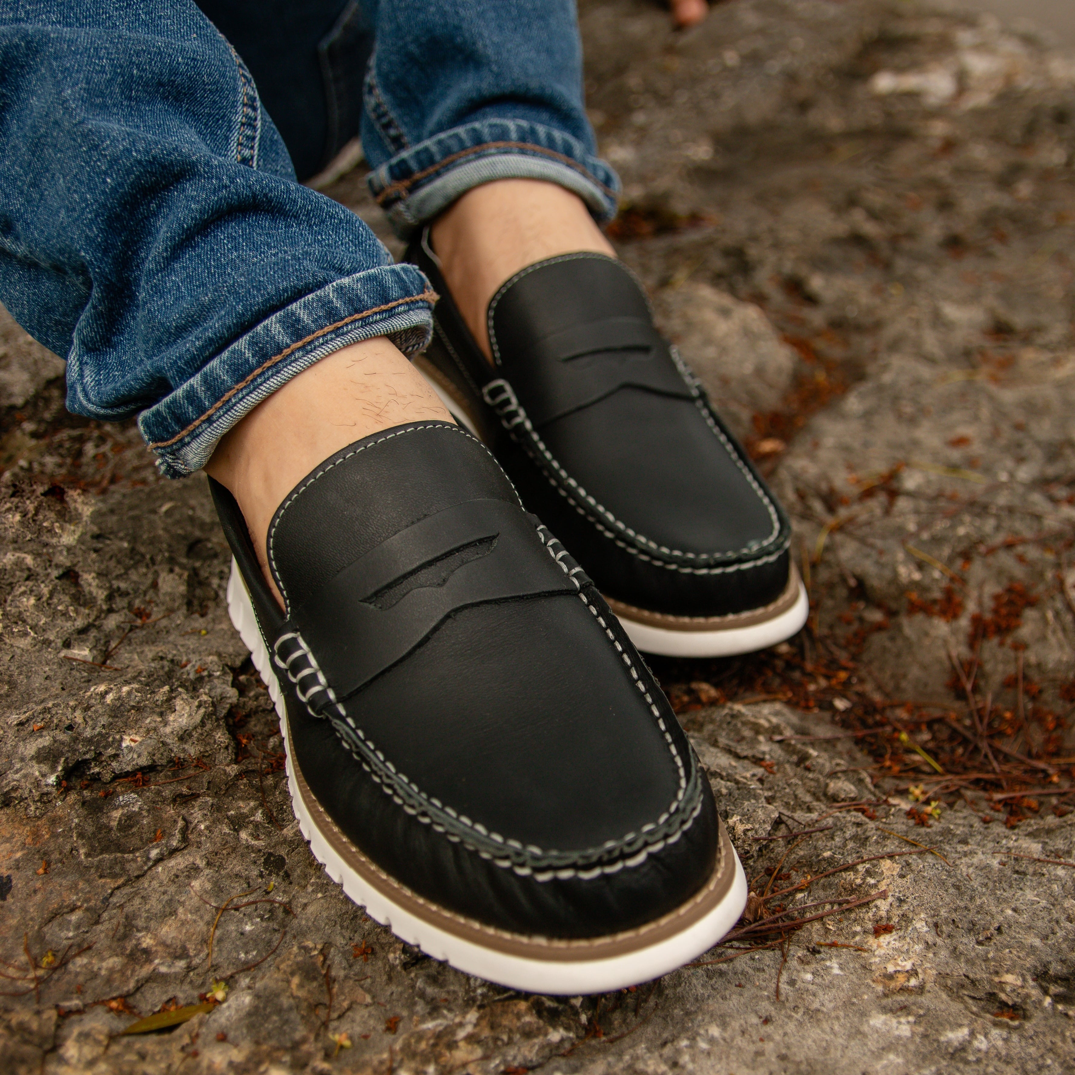 Náutico Ranger en elegante negro, un calzado clásico que resalta por su estilo atemporal y sofisticado, perfecto para los hombres que buscan destacar con un look náutico de distinción.
