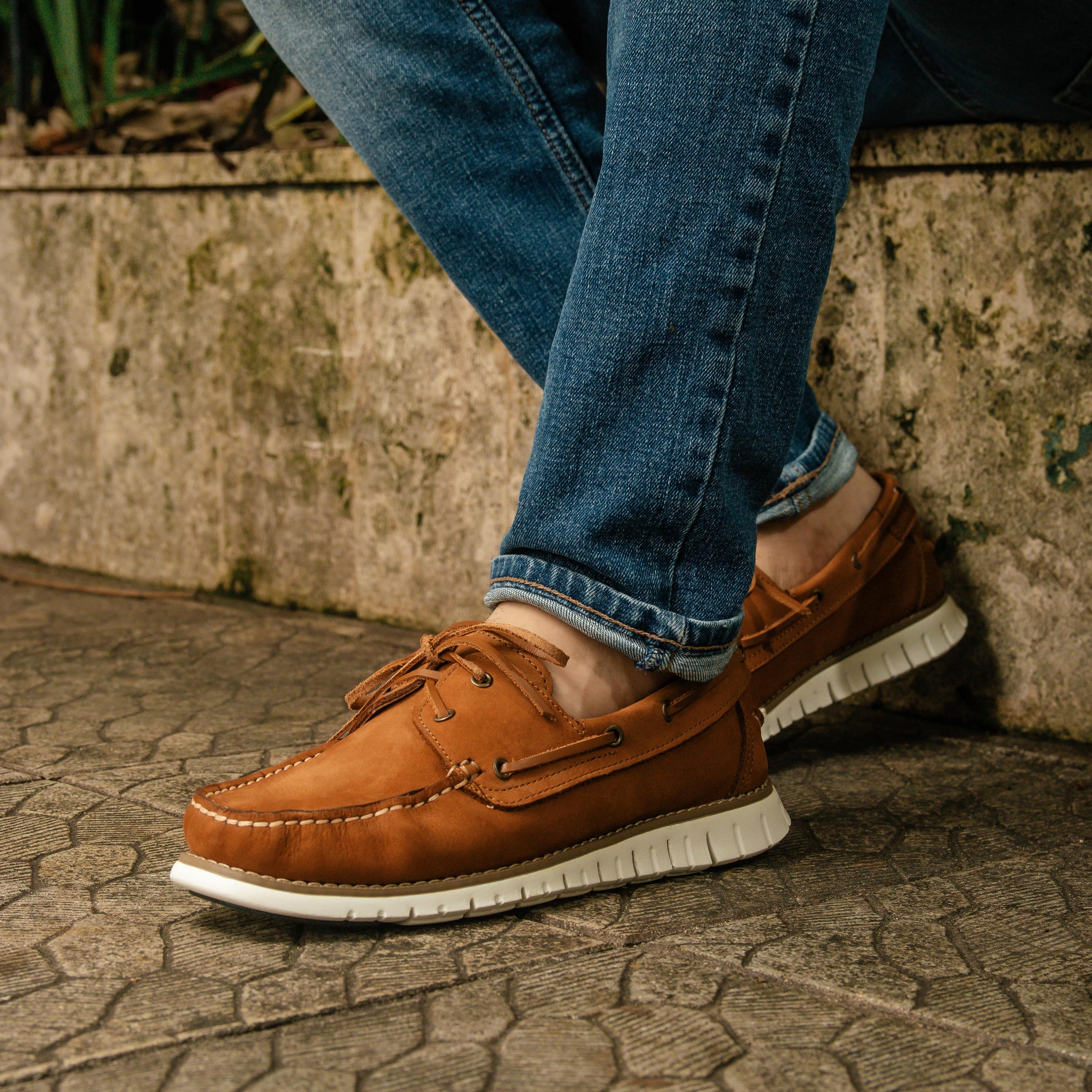 Es un zapato cómodo y versátil, ideal para diversas actividades. Fabricado con materiales de calidad y duraderos, este náutico combina funcionalidad y moda. Su diseño clásico en color caramelo lo hace fácil de combinar con diferentes outfits.