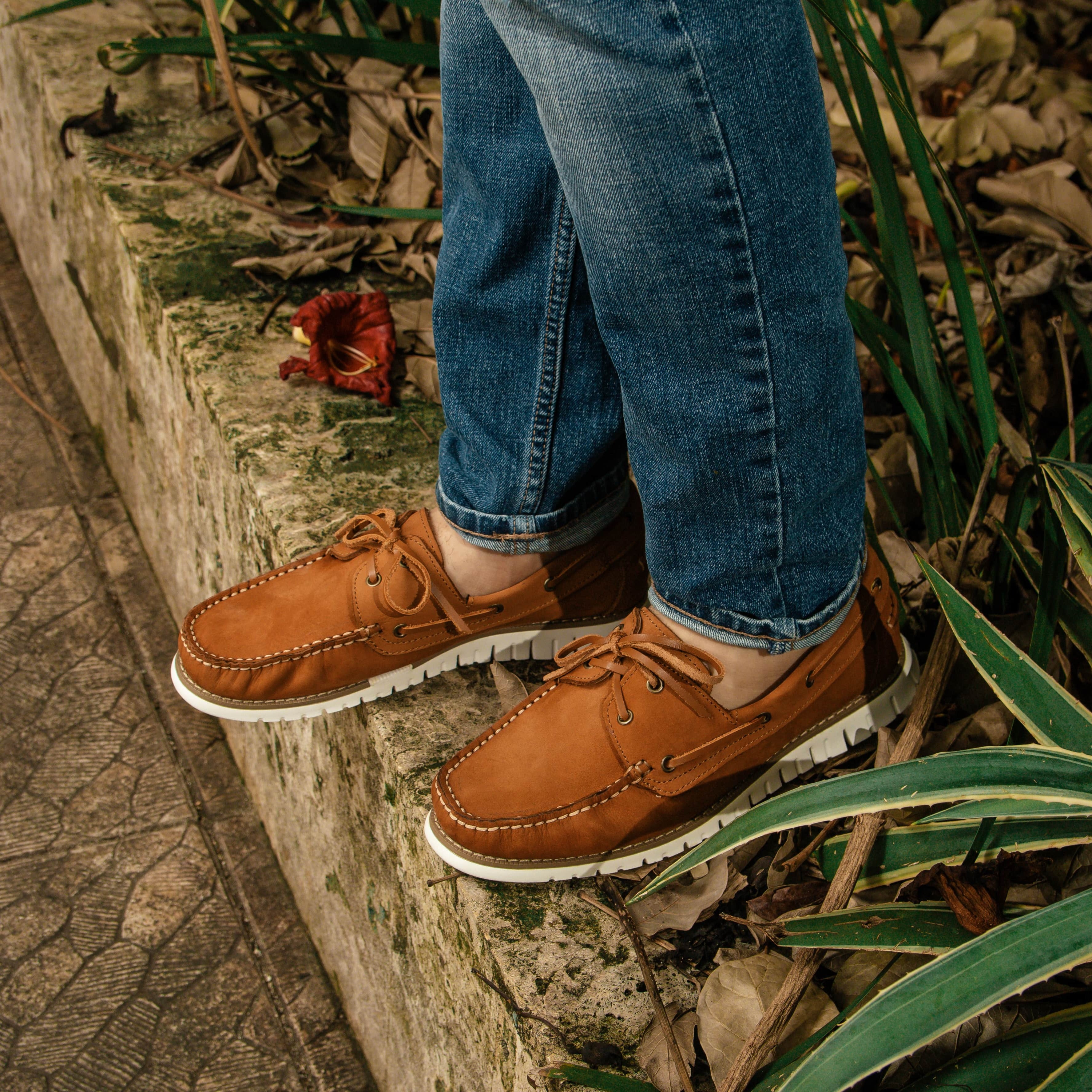 Es un zapato cómodo y versátil, ideal para diversas actividades. Fabricado con materiales de calidad y duraderos, este náutico combina funcionalidad y moda. Su diseño clásico en color caramelo lo hace fácil de combinar con diferentes outfits.