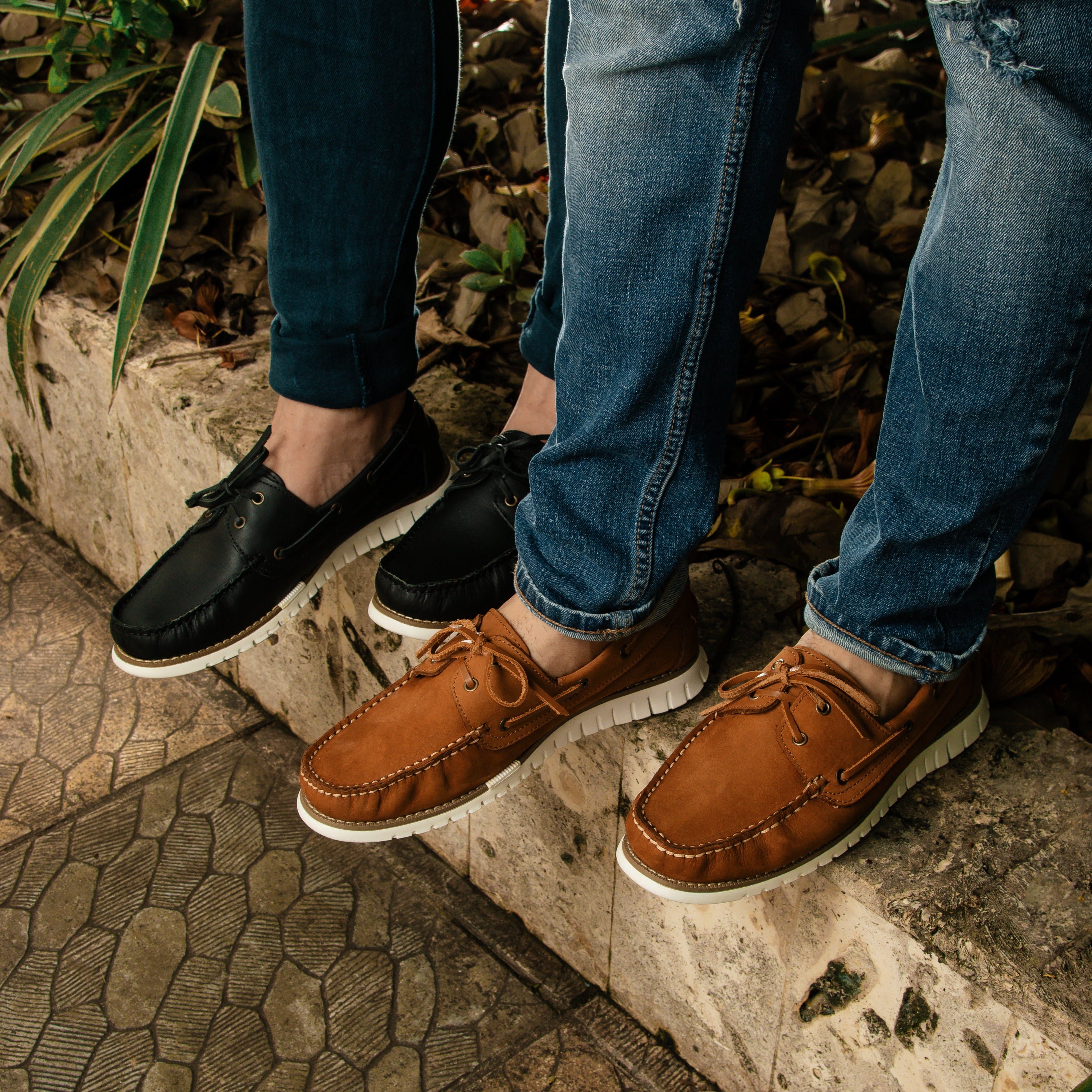 Es un zapato cómodo y versátil, ideal para diversas actividades. Fabricado con materiales de calidad y duraderos, este náutico combina funcionalidad y moda. Su diseño clásico en color caramelo lo hace fácil de combinar con diferentes outfits.