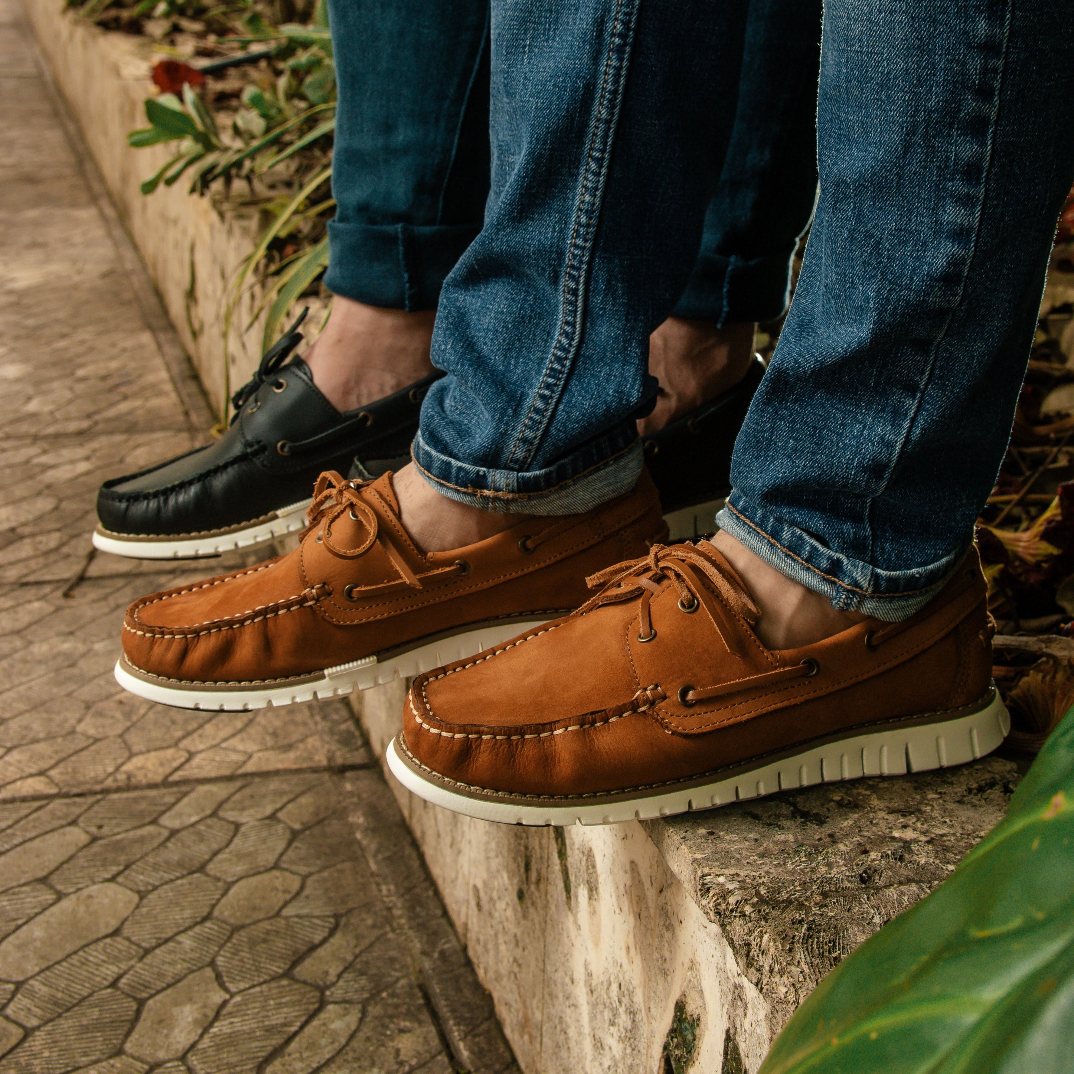 Es un zapato cómodo y versátil, ideal para diversas actividades. Fabricado con materiales de calidad y duraderos, este náutico combina funcionalidad y moda. Su diseño clásico en color caramelo lo hace fácil de combinar con diferentes outfits.