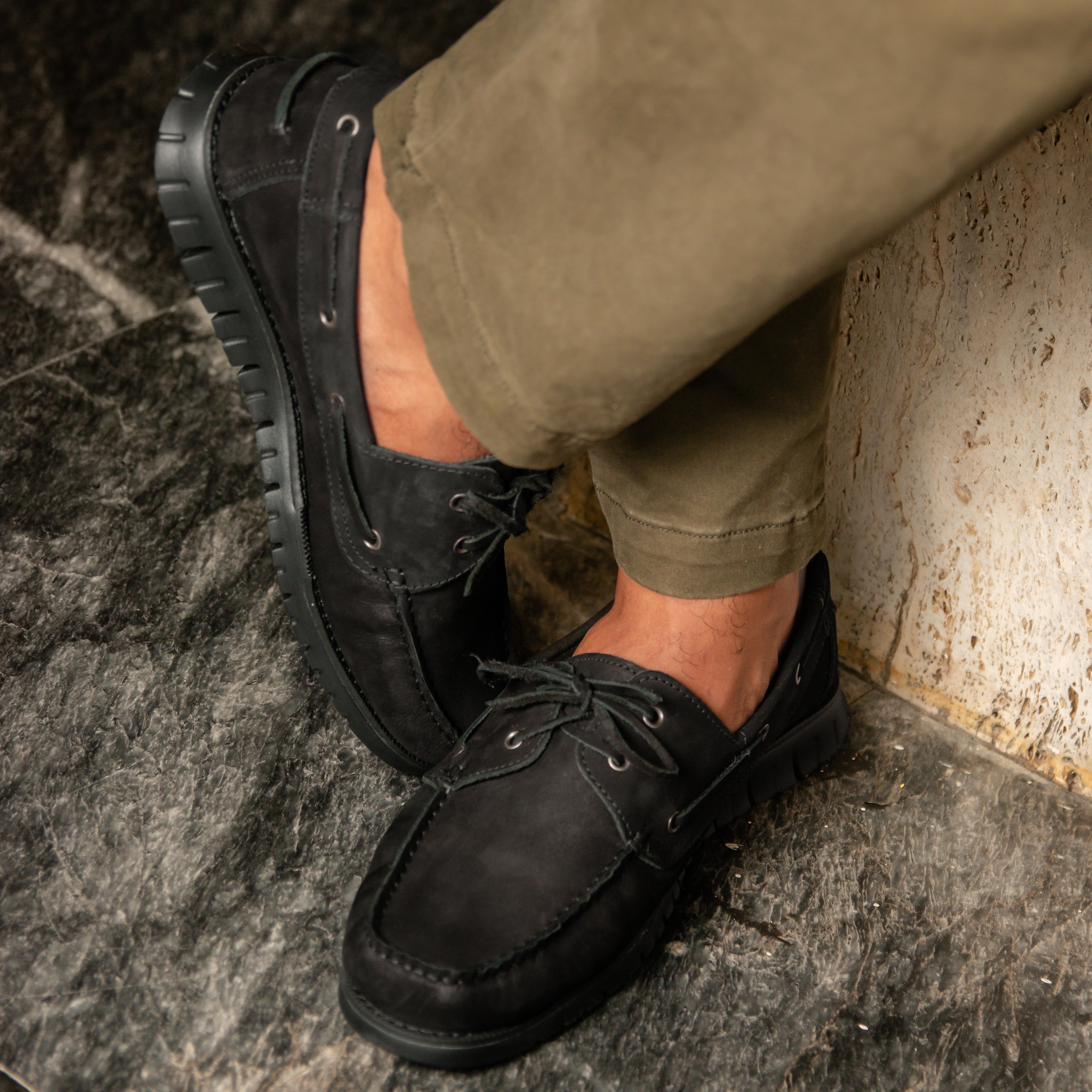 El Náutico Ranger negro es un calzado elegante y versátil, ideal para actividades al aire libre o para un estilo casual. Confeccionado en material resistente y con un diseño moderno, ofrece comodidad y un ajuste seguro. Combina perfectamente con diferentes prendas y es una excelente opción para quienes buscan un calzado funcional y con estilo.