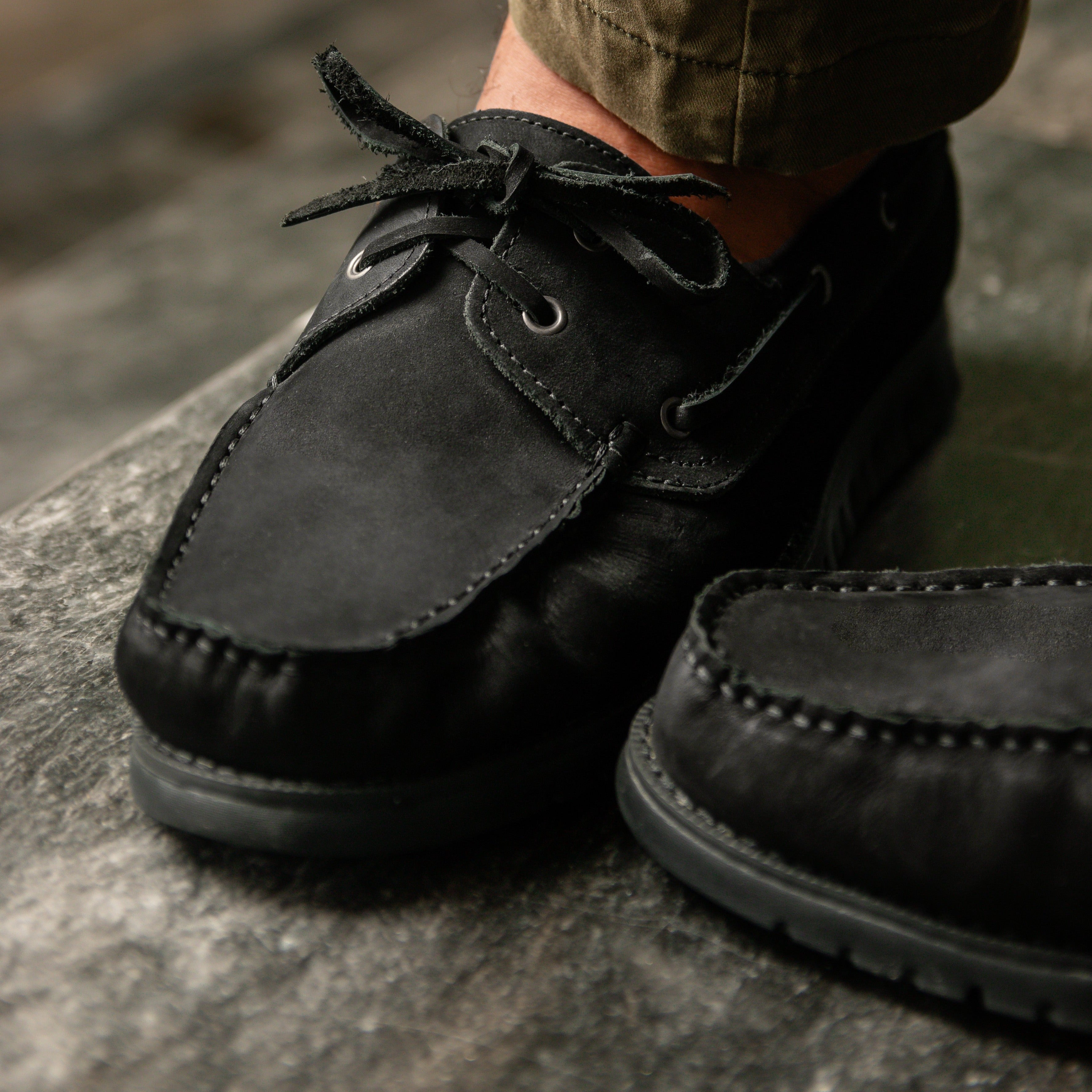 El Náutico Ranger negro es un calzado elegante y versátil, ideal para actividades al aire libre o para un estilo casual. Confeccionado en material resistente y con un diseño moderno, ofrece comodidad y un ajuste seguro. Combina perfectamente con diferentes prendas y es una excelente opción para quienes buscan un calzado funcional y con estilo.