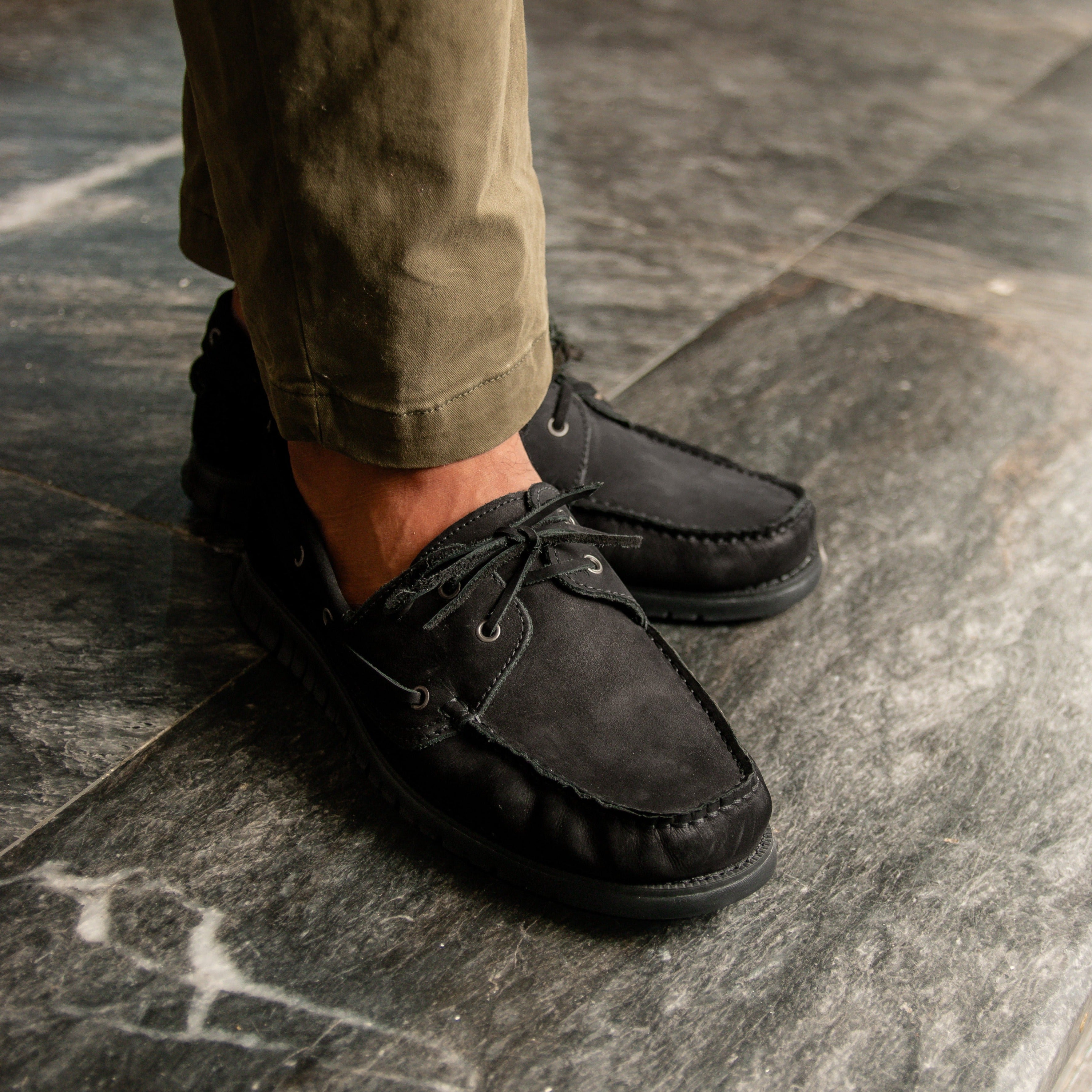 El Náutico Ranger negro es un calzado elegante y versátil, ideal para actividades al aire libre o para un estilo casual. Confeccionado en material resistente y con un diseño moderno, ofrece comodidad y un ajuste seguro. Combina perfectamente con diferentes prendas y es una excelente opción para quienes buscan un calzado funcional y con estilo.