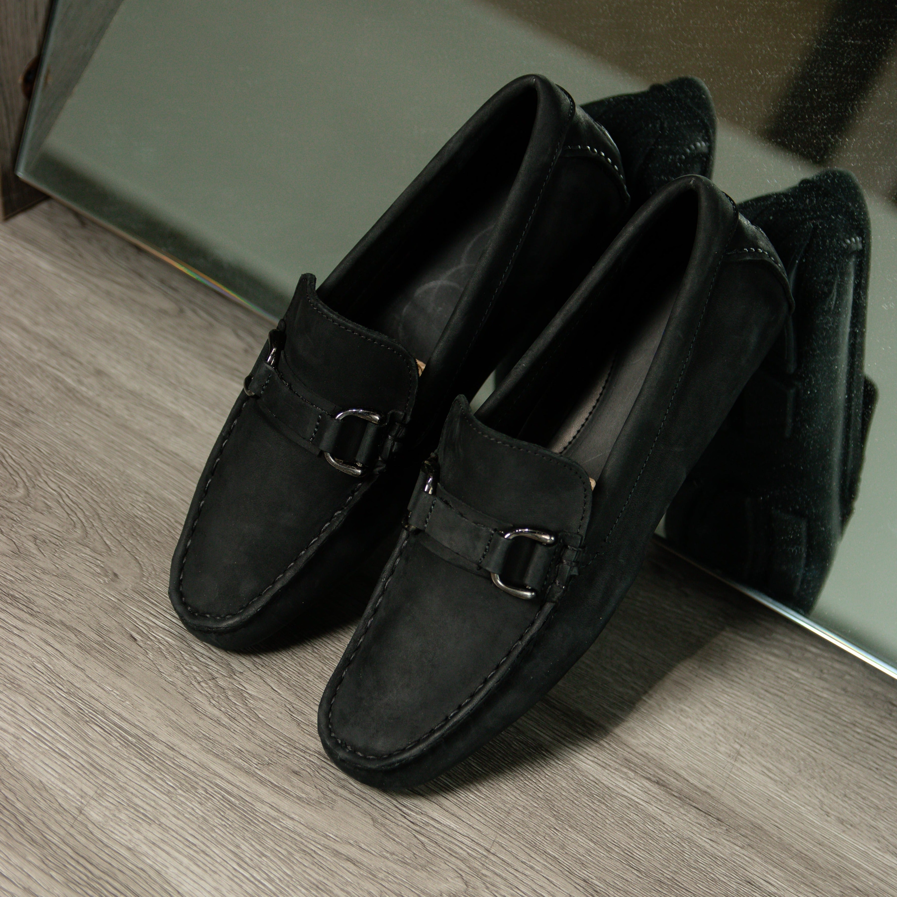 Mocasín Drive en elegante negro, confeccionado en piel nobuck para brindar estilo y comodidad. Un calzado clásico y sofisticado que realza tu imagen con su diseño atemporal.