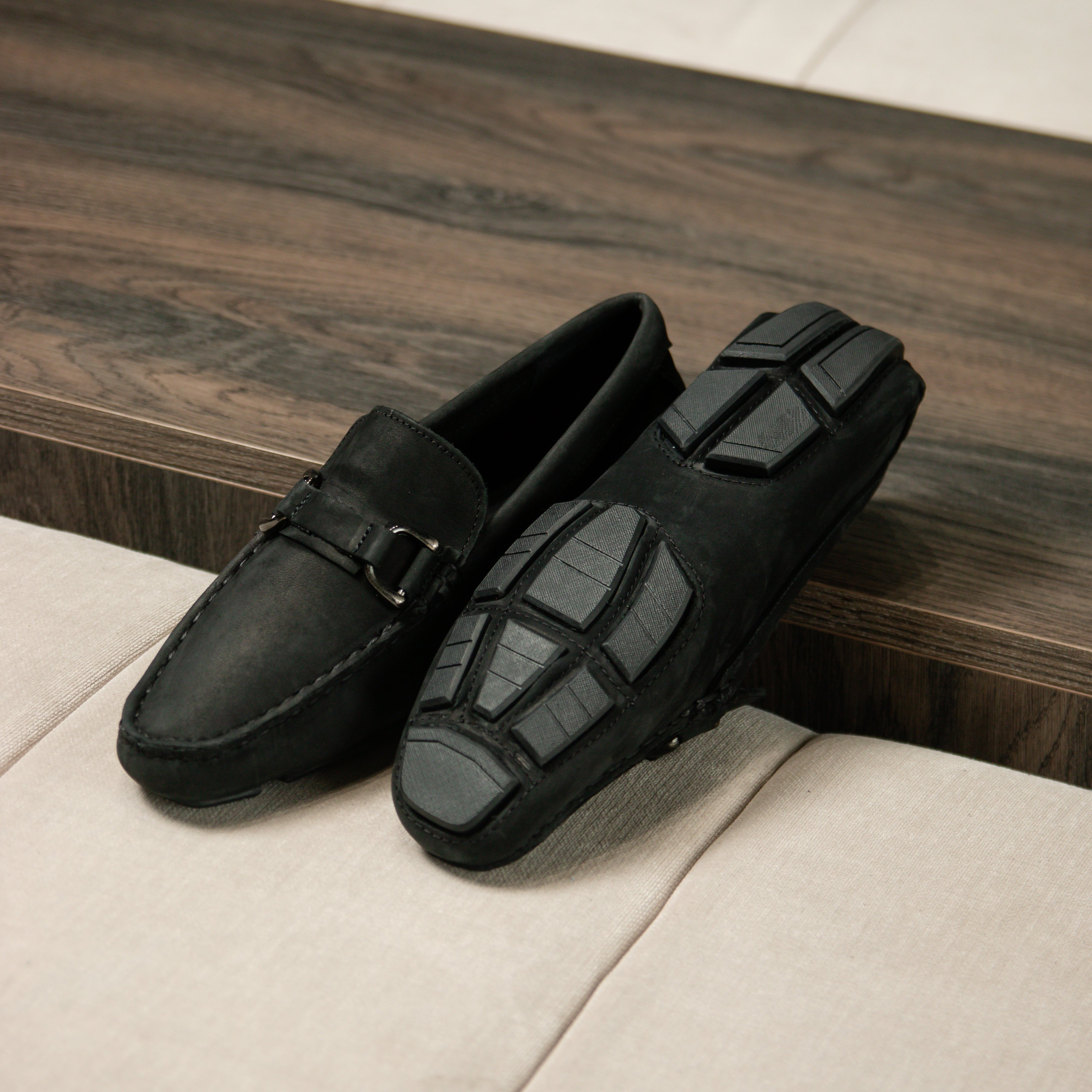 Mocasín Drive en elegante negro, confeccionado en piel nobuck para brindar estilo y comodidad. Un calzado clásico y sofisticado que realza tu imagen con su diseño atemporal.