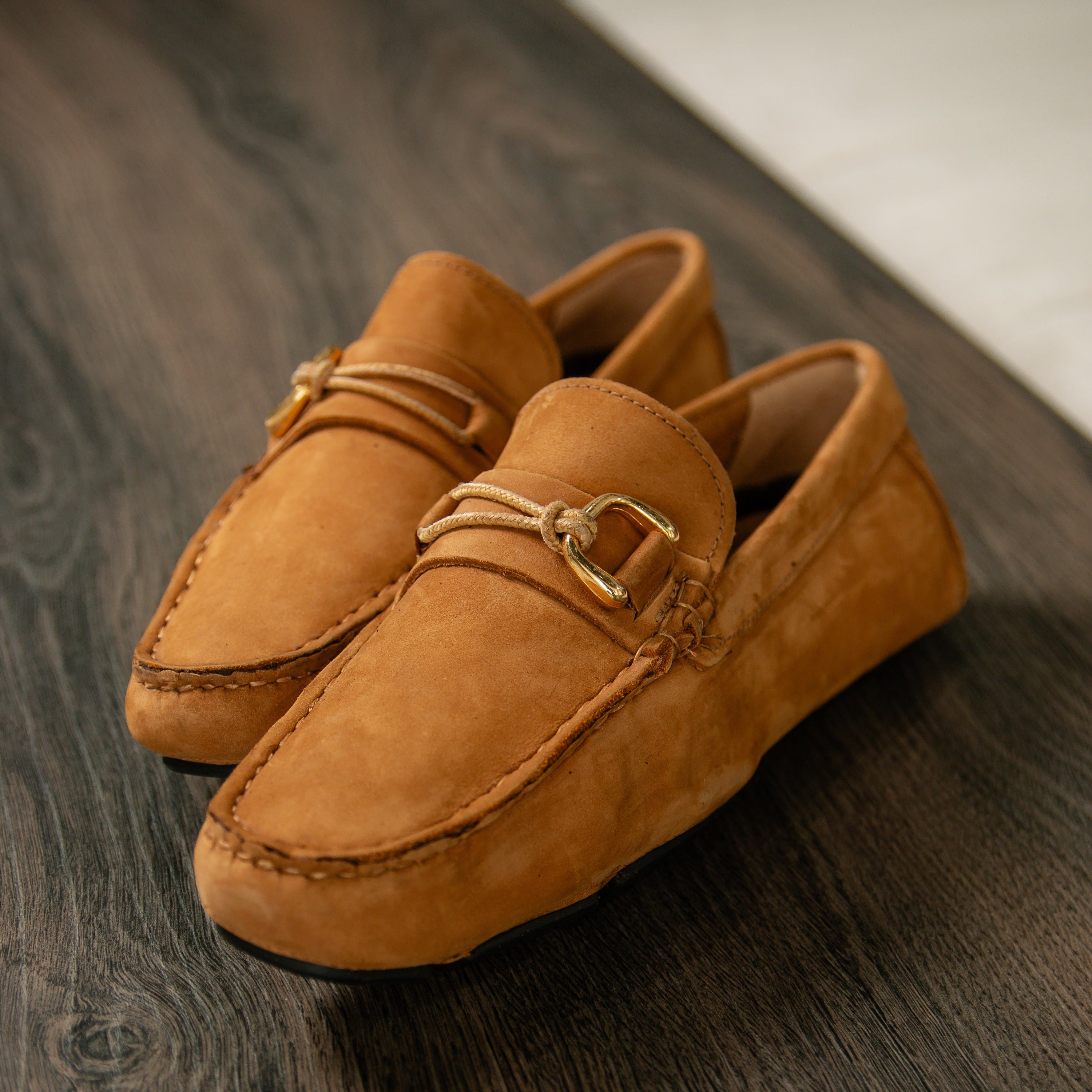 Mocasín Drive en color caramelo, un calzado distinguido y elegante. Agrega un toque de sofisticación a tu estilo con este mocasín de tono caramelo, ideal para lucir con clase en cualquier ocasión.