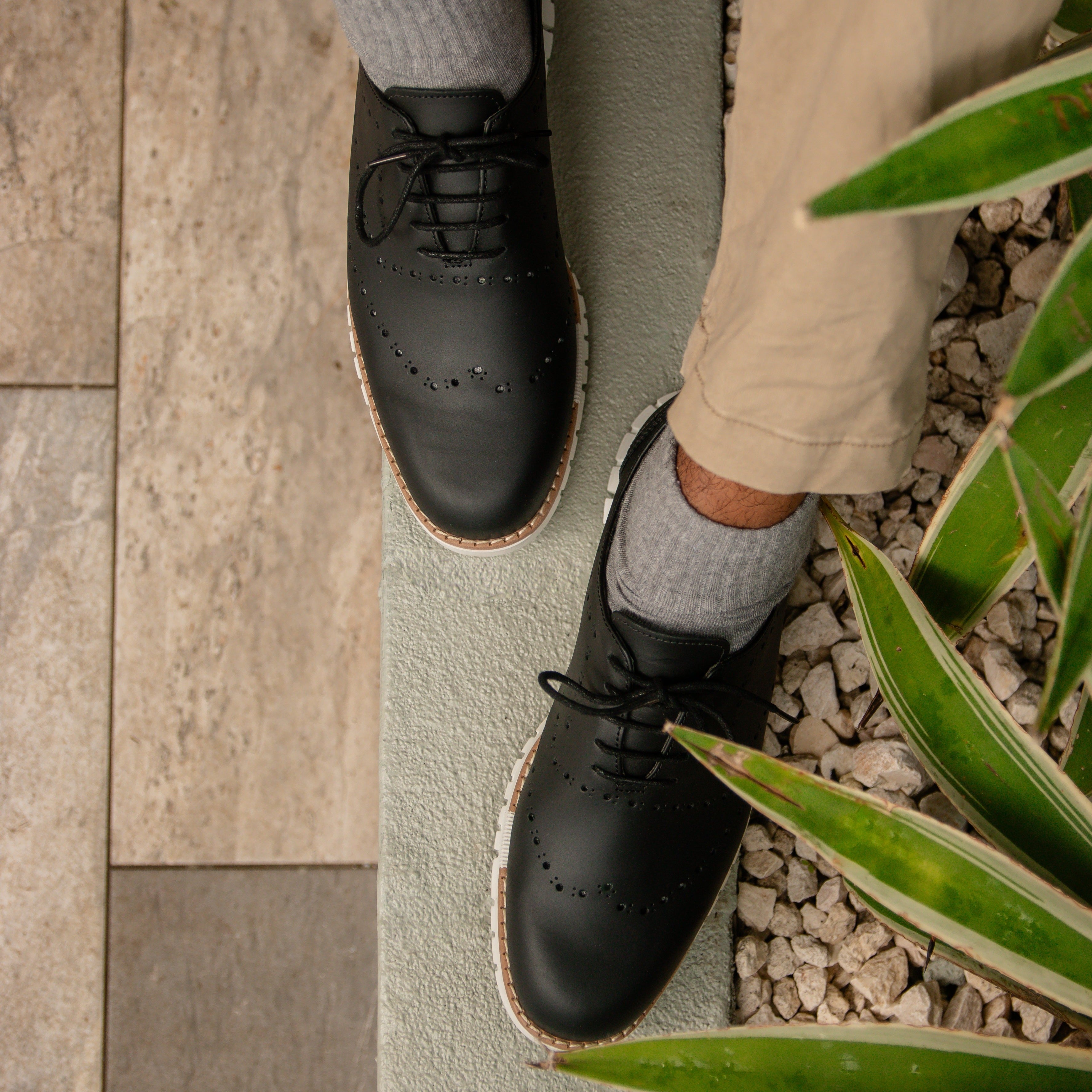 Oxford negro de piel, un zapato clásico y versátil. Añade un toque de elegancia y sofisticación a tu vestimenta con este calzado atemporal y de calidad en color negro.