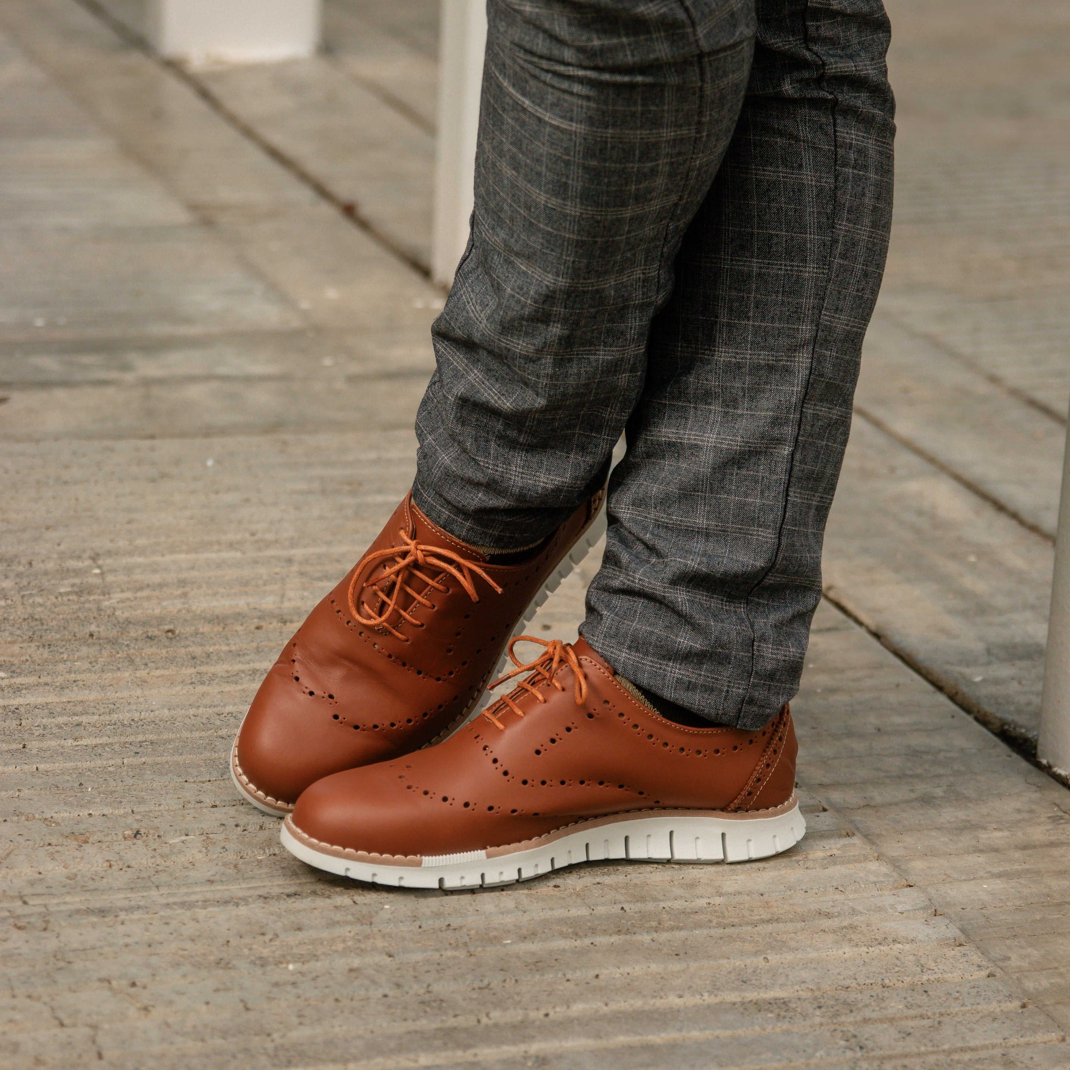 Un Oxford de cuero en color caramelo es una elección elegante y moderna. Hecho con cuero de alta calidad, este zapato de corte bajo combina comodidad y estilo. El tono caramelo añade una distinción especial, ideal para diversas ocasiones. Perfecto para quienes buscan sofisticación con un toque contemporáneo.