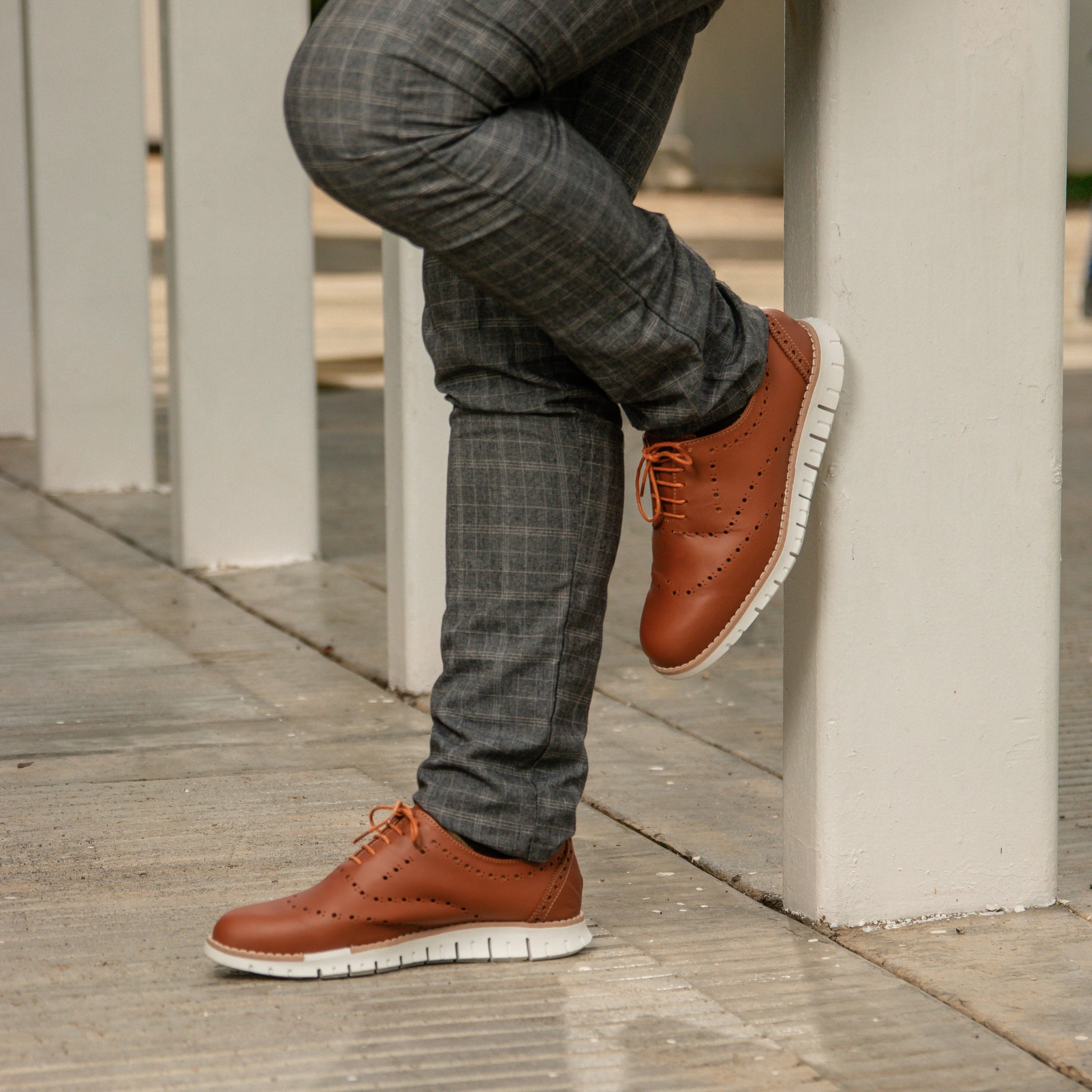 Un Oxford de cuero en color caramelo es una elección elegante y moderna. Hecho con cuero de alta calidad, este zapato de corte bajo combina comodidad y estilo. El tono caramelo añade una distinción especial, ideal para diversas ocasiones. Perfecto para quienes buscan sofisticación con un toque contemporáneo.