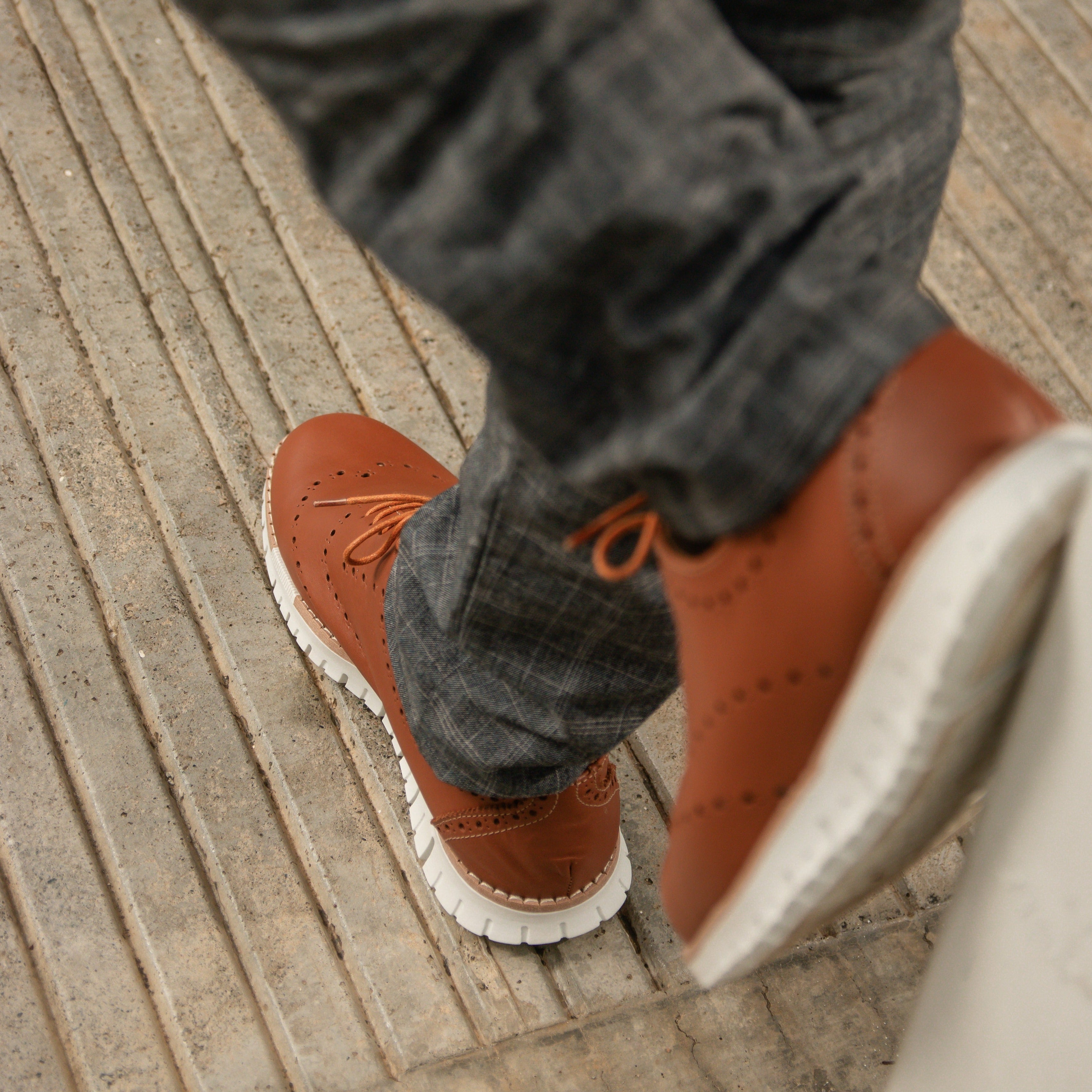 Un Oxford de cuero en color caramelo es una elección elegante y moderna. Hecho con cuero de alta calidad, este zapato de corte bajo combina comodidad y estilo. El tono caramelo añade una distinción especial, ideal para diversas ocasiones. Perfecto para quienes buscan sofisticación con un toque contemporáneo.