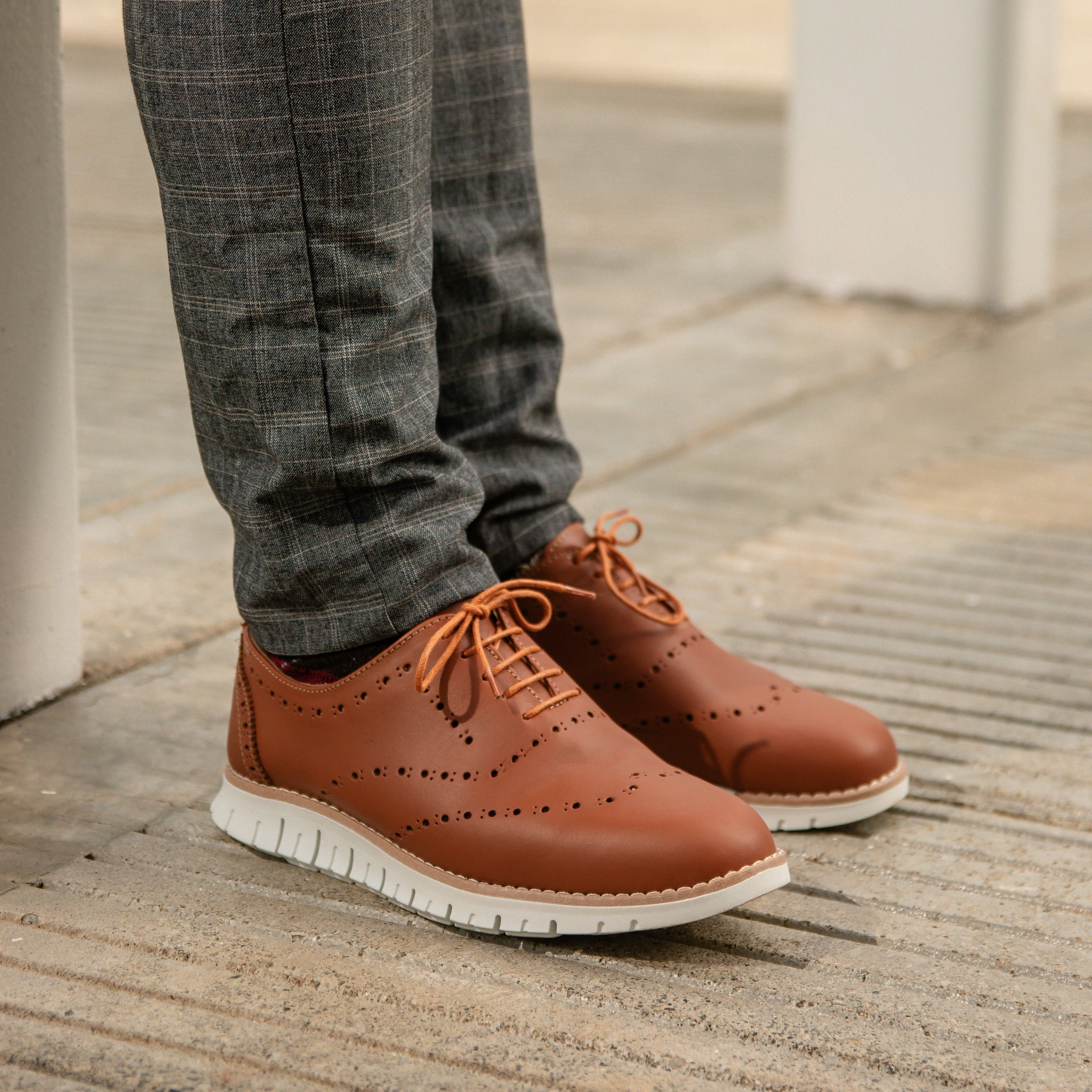 Un Oxford de cuero en color caramelo es una elección elegante y moderna. Hecho con cuero de alta calidad, este zapato de corte bajo combina comodidad y estilo. El tono caramelo añade una distinción especial, ideal para diversas ocasiones. Perfecto para quienes buscan sofisticación con un toque contemporáneo.