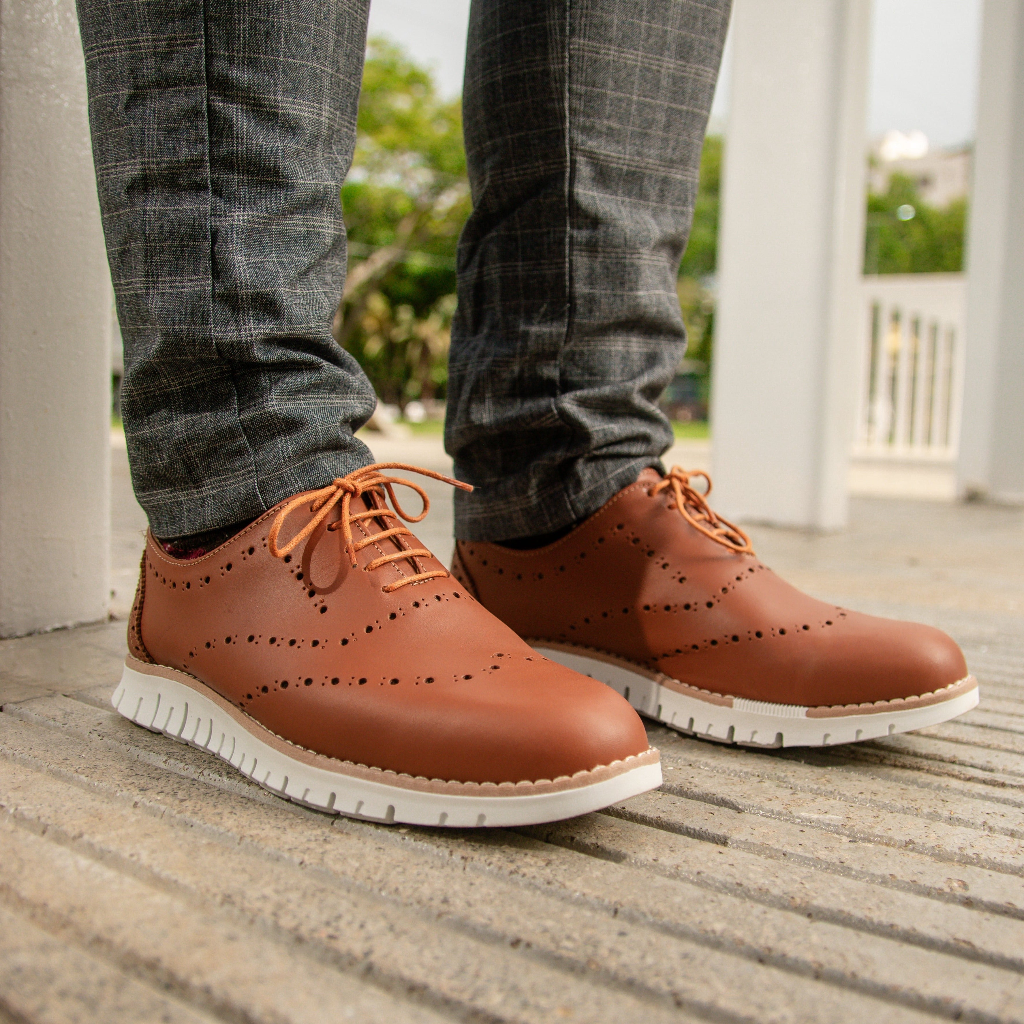 Un Oxford de cuero en color caramelo es una elección elegante y moderna. Hecho con cuero de alta calidad, este zapato de corte bajo combina comodidad y estilo. El tono caramelo añade una distinción especial, ideal para diversas ocasiones. Perfecto para quienes buscan sofisticación con un toque contemporáneo.