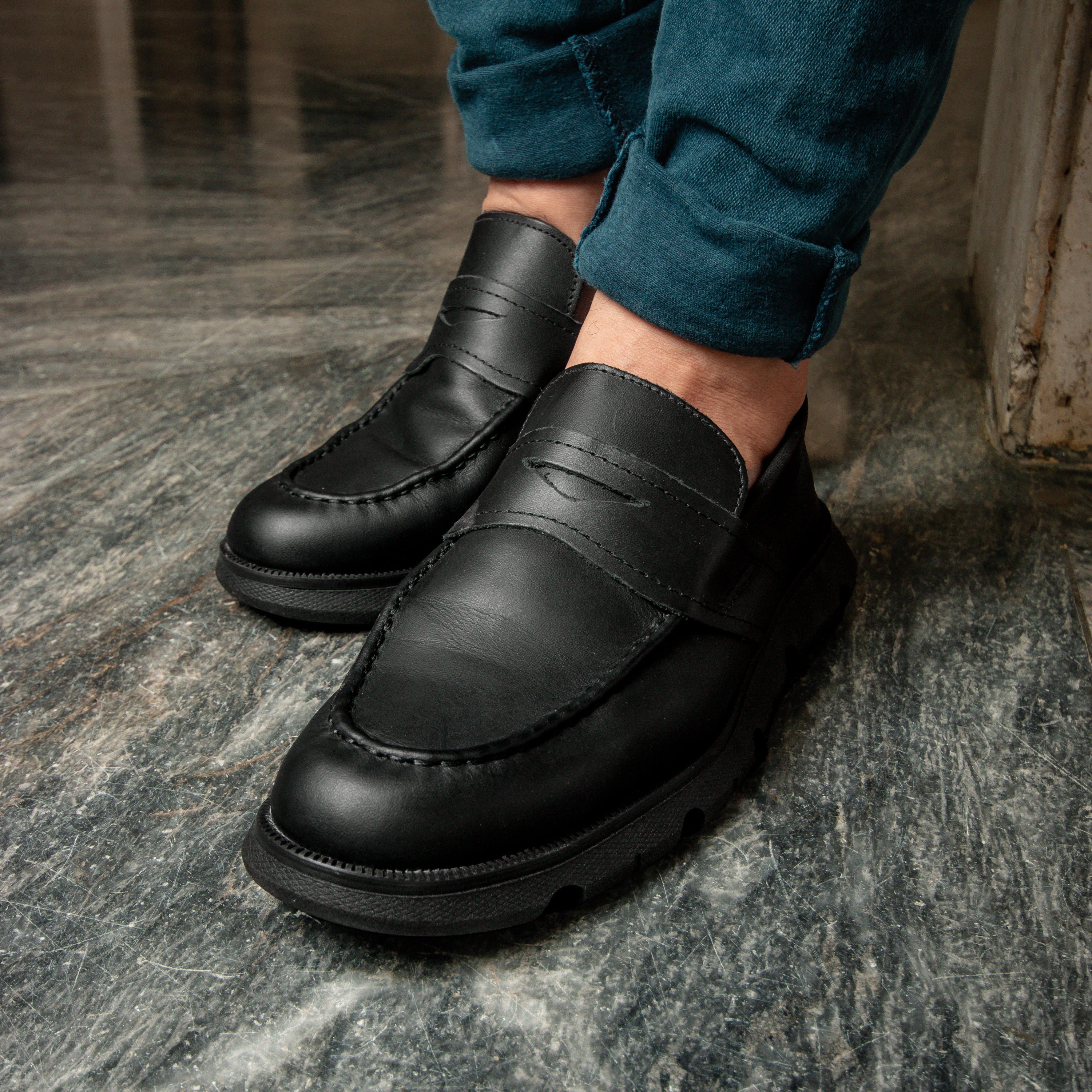 Náutico LOAFER negro: un calzado clásico y elegante para hombres. Destaca tu estilo náutico con este zapato atemporal que aporta sofisticación y distinción a tu outfit